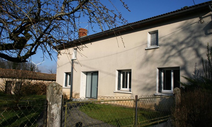Brux House | Longhouse rental