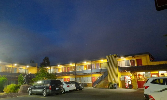 Old West Side Hotel | Longview Inn