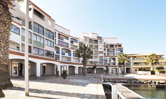 Le Port Apartment | Look forward to a fantastic vacation experience in this beautiful vacation home near the sea!
