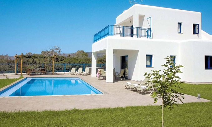 Agios Georgios Pegeias House | Look forward to a peaceful location in this whitewashed villa in the lovely St George/Coral Bay area