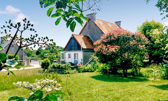 Servon House | Look forward to a wonderful stay in this spacious and cozy vacation home in a rural setting.