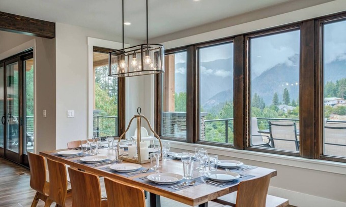 Leavenworth House | Lookout Lodge | Family Friendly w/Hot Tub, +4100sf