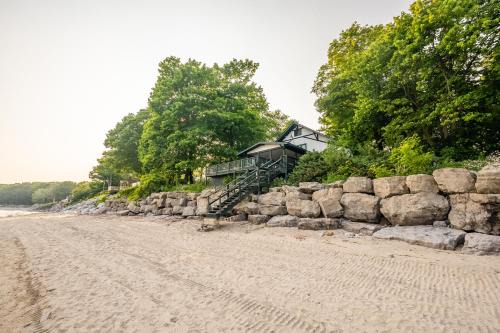 Port Colborne House | Lorraine Bay Private Waterfront Escapes Main House and Cottage Rentals