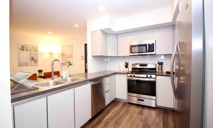 Hollywood Apartment | Los Angeles Deluxe Suites - 2 Bedrooms & 2 Bathrooms