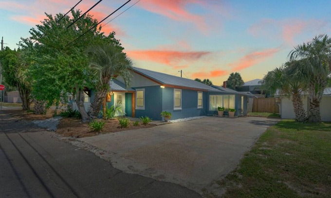 Bid-a-wee Beach House | Lost Pearl: 1940s Beach Cottage, FREE Daily Activities, 1 Blk 2 Bch, SznlStuff