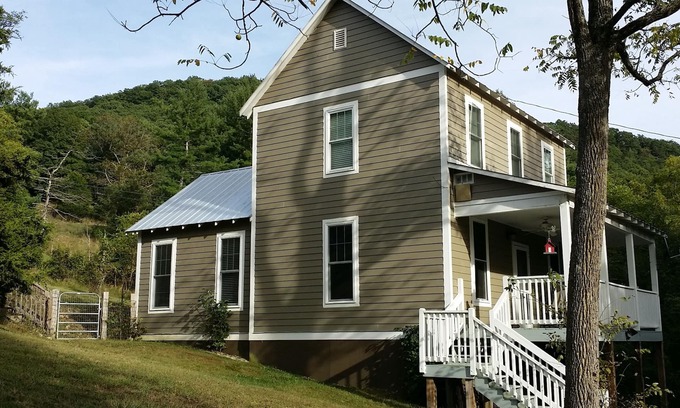 Mathias Cottage | Lost River WV-Relaxing 3br/2bath farmhouse-dog friendly- treetop deck-workspace