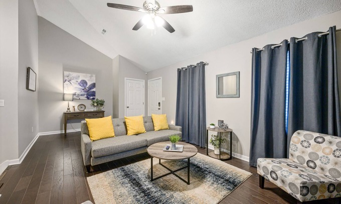 Cartersville House | Lots of Hot Spots & Activities Near This Townhome