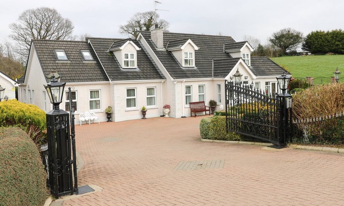 Magherafelt House | LOUGH NEAGH COTTAGE, pet friendly, with hot tub in Moneymore