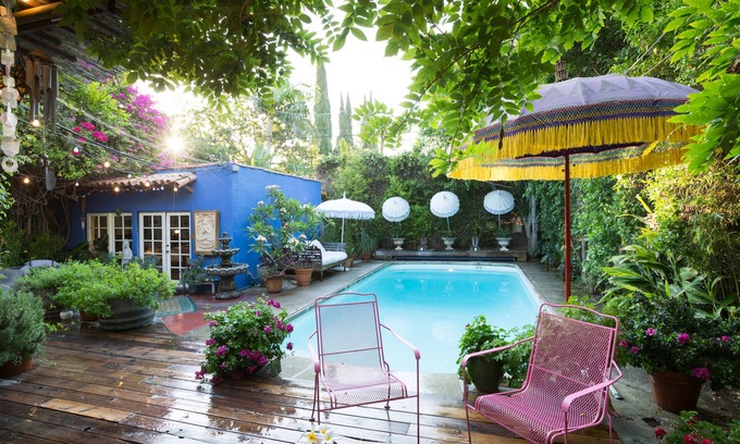 Mid-Wilshire House | Lounge by the pool at a Zen Oasis in Trendy Miracle Mile