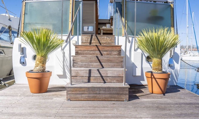 Bassins a Flot Boat Rental | Love Boat Vintage