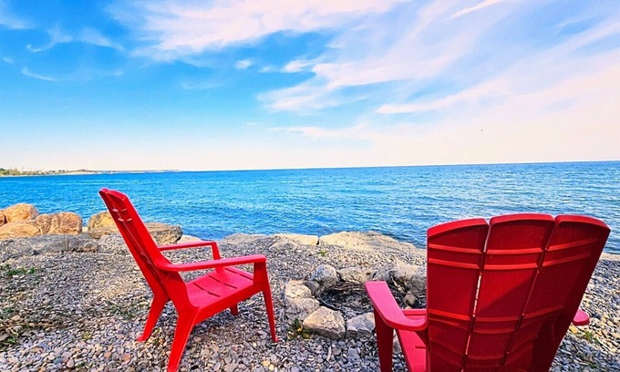 Bowmanville Cabin | “Love by the Water: Cozy Loft, Romantic Retreat”