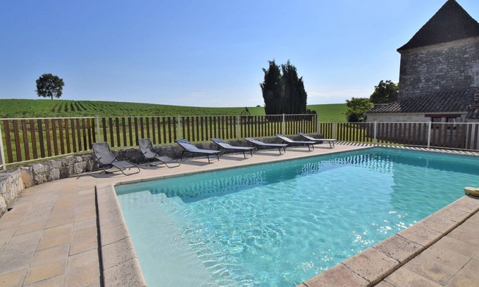 Dondas Villa | Lovely apartment in villa for 4 guests with pool, TV, terrace and parking