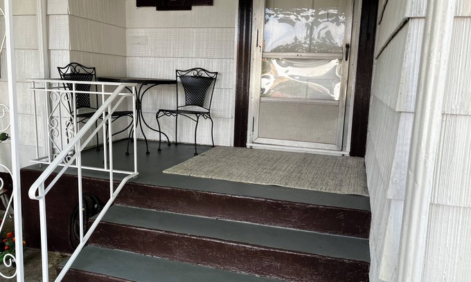 Richfield House | Love Nest. Charming 2-bedroom apartment in wonderful Richfield with WiFi, AC