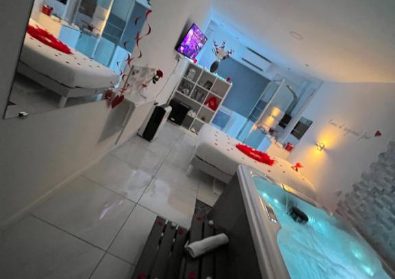 Le Rove Bed & Breakfast | Love room avec spa privatif