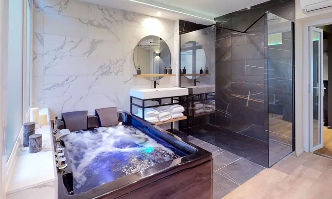 Le Chapitre Apartment | Love Room Marseille