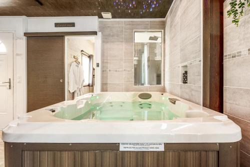 Narbonne Apartment | Love room "Nuit Blanche" - spa