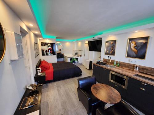 Saint-Assiscle Apartment | Love Room romantique avec Jacuzzi 2 places