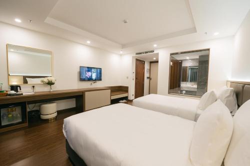 Nhat Tan Hotel | Love St - Hanoi Hotel