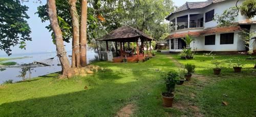 Andhakaranazhy House | Lovedale Lakeside Homestay