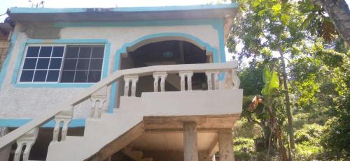 Ewarton House | Lovely 1-Bed Cottage in St catherine Jamaica