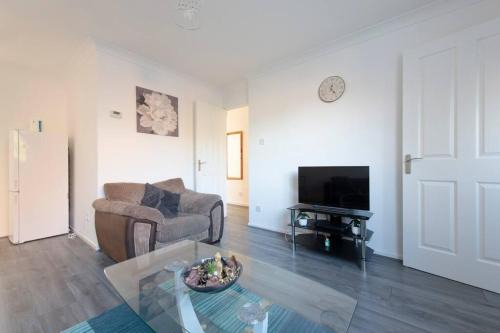 Luton Apartment | Lovely 1 bedroom maisonette close to Airport, Town and Train Station