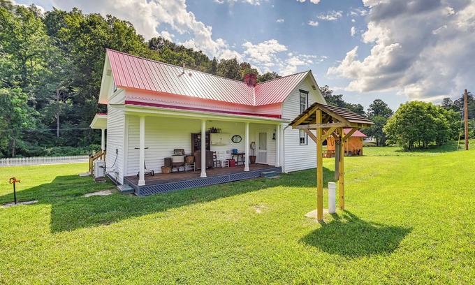 Booneville House | Lovely 1800’s Booneville Home w/ Antique Furniture