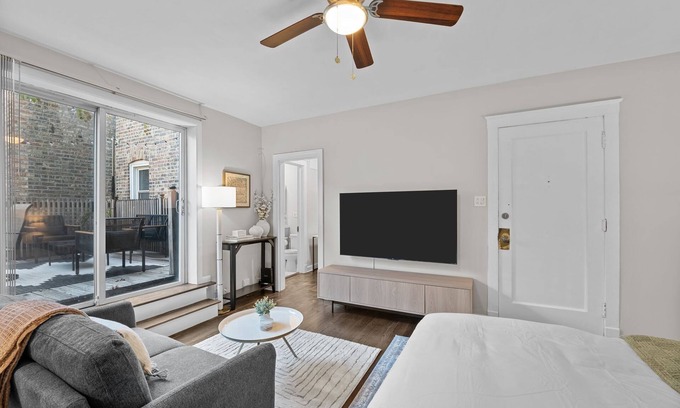 Ravenswood Apartment | Lovely 1BR/1BA in the Heart of Lincoln Square