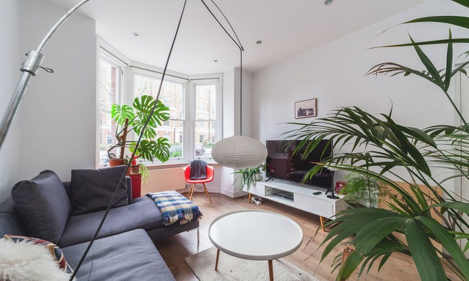 St. Mary's Park Apartment | Lovely 1BR flat in Victorian mansion in Battersea
