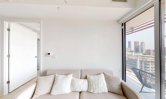 Bay Street Corridor Condo | Lovely 1BR Yonge & Wellesley | Pets OK | TMU UofT