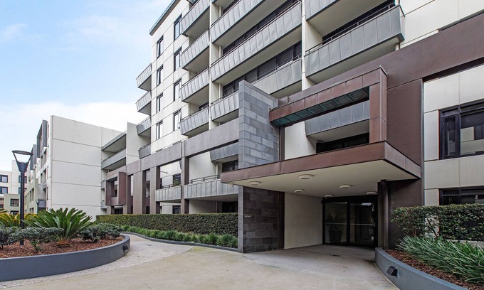 Port Melbourne Apartment | Lovely 2 BDR Parking Pool Gym Near Beach