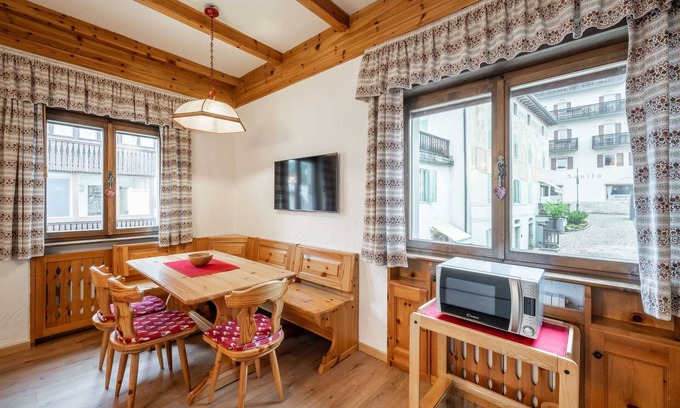 Cortina d'Ampezzo Historic Centre Apartment | Lovely 2 bedroom flat in Corso Italia with parking