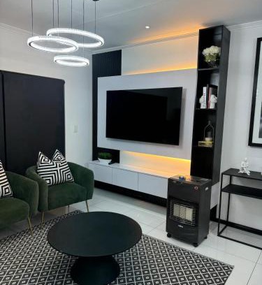 Douglasdale Apartment | Lovely 2 Bedroom Apartment Near Monte Casino