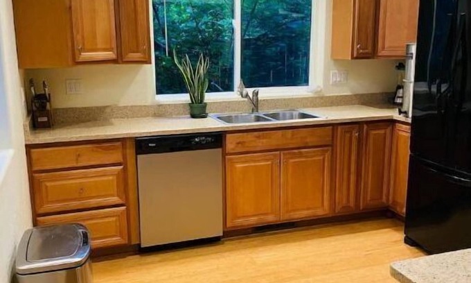 Redway House | Lovely 2 bedroom redwood river retreat.