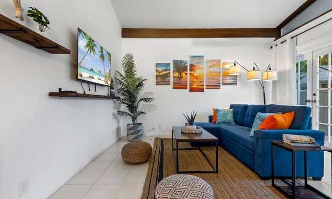 Poinsettia Heights Condo | Lovely 2 BR Condo w/Private yard - 7 Min from the Beach
