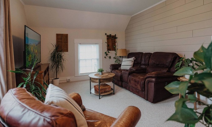 Greenfield House | Lovely 2nd Floor Apartment