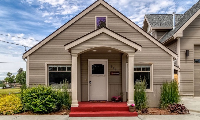 College Place House | Lovely 3 bed, 2 bath home with a view of the park