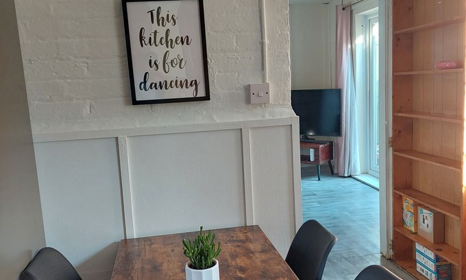 Kew House | Lovely 3 bed terraced family house with private parking & garden in Kew Garden