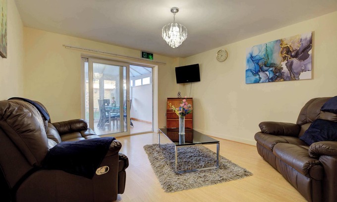Peterborough House | Lovely 3 Bedroom Home with Garden in Peterborough