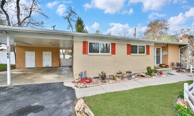 Murray House | Lovely 3 bedroom ski rental/basement apartment