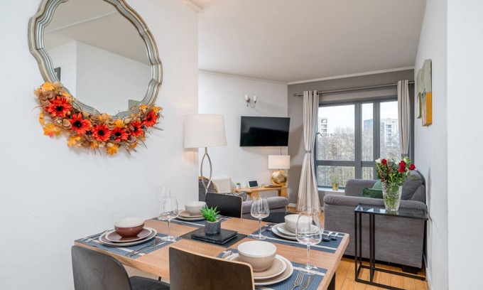 Peninsula Apartment | Lovely 3BD Flat, Parking, sleeps SIX close to O2