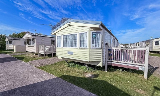 Louth House | Lovely 8 berth caravan with decking at Sunnydale Park, Lincolnshire ref 35091BR