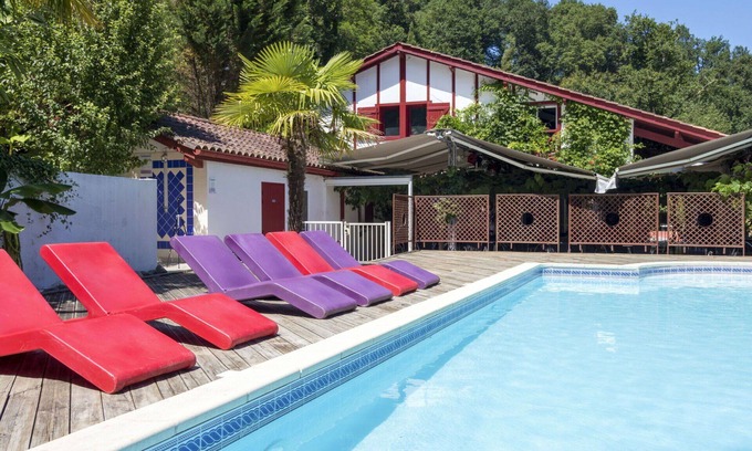 La Bastide-Clairence Apartment | Lovely apartment for 8 people with pool, WIFI, TV, terrace, pets allowed and parking