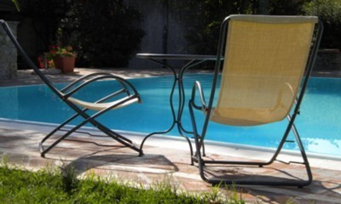 Colle di Val d'Elsa House | Lovely apartment in villa for 2 guests with pool, TV, patio and pets allowed
