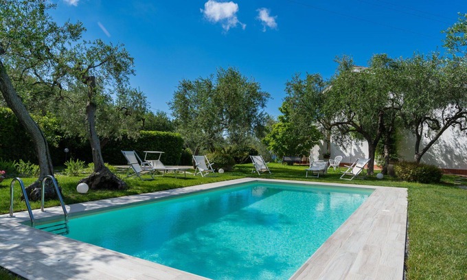 Monade Santa Lucia Villa | Lovely apartment in villa with WIFI, pool, TV, patio, pets allowed, panoramic view and parking