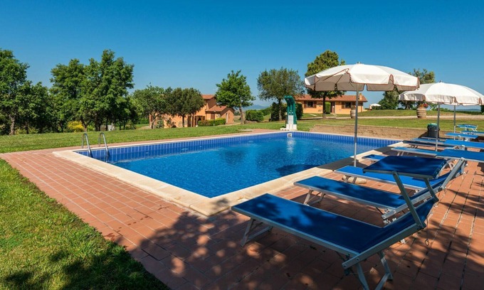 Scansano Villa | Lovely apartment in villa for 9 guests with pool, WIFI, TV, pets allowed and parking