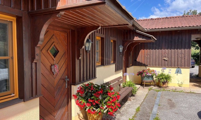Treffen Villa | Lovely apartment in villa for 4 guests with WIFI, TV, patio, pets allowed and parking