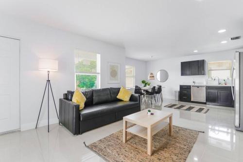 Gladeview House | Lovely Apartment 3 Bedrooms 2 bathroom At Liberty City