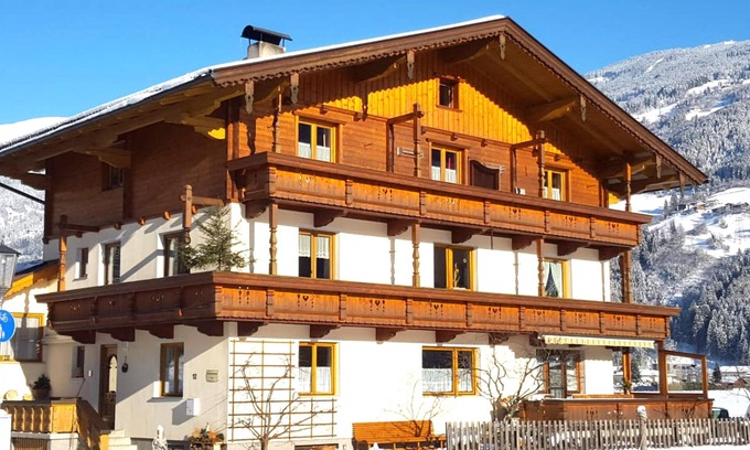Zell am Ziller Apartment | Lovely apartment with balcony and ski storage