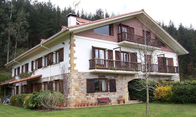 Busturia Apartment | Lovely apartment for 4 people with WIFI, TV, patio and parking