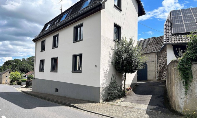 Quiddelbach Apartment | Lovely apartment for 10 people with WIFI, A/C, TV, patio and parking